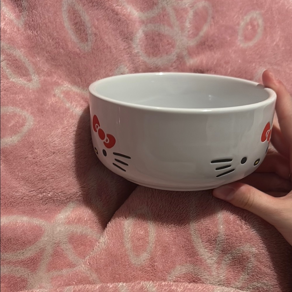 Hello Kitty Pink and White Bowl with Lid - Picture 4 of 4